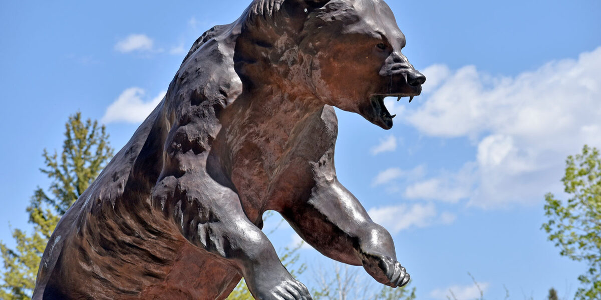 The statue of grizzly bear Ol' Mose on the Adams State campus.